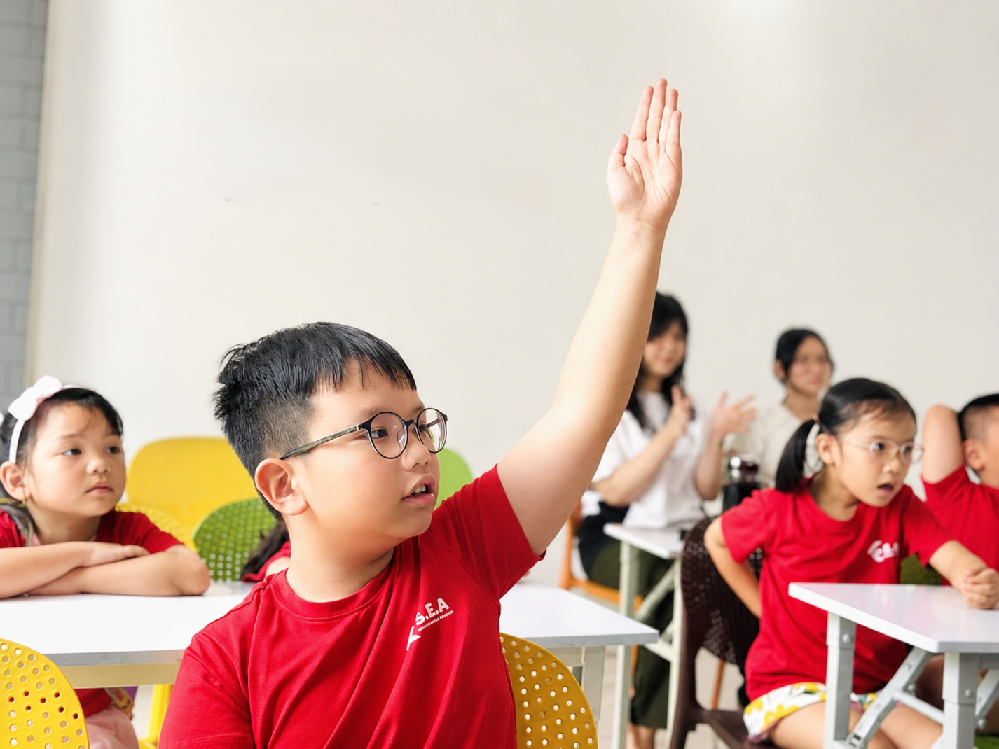 Học sinh tự tin thuyết trình trước nhóm